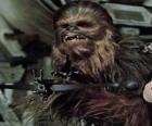 Chewbacca, ogromny i owłosione Wookiee, wskazując broń