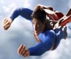 Superman pływające w niebo, z zamkniętymi pięściami i kurtkę koloru
