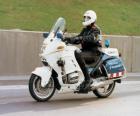 Silnikowe policjant z jego motocykla
