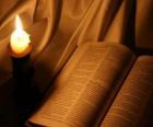 Biblia i zapalił świecę na ołtarzu