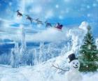 Święty Mikołaj czy Santa Claus machając do magicznego sanki obciążone prezenty na Boże Narodzenie