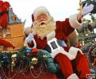 Święty Mikołaj czy Santa Claus machając do magicznego sanki obciążone prezenty na Boże Narodzenie