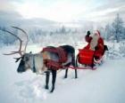 Święty Mikołaj czy Santa Claus w jej magiczne latające sanie ciągnione przez renifery świąteczne