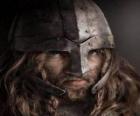 Viking twarz z wąsami i brodą i kask