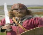 Viking uzbrojony w miecz i tarczę