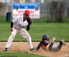 Baseball runner jest wyciągnięta na ziemię przed dostaniem się do podstawy