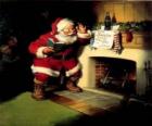 Święty Mikołaj czytania notatki z kominkiem