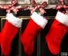 Skarpety świąteczne z dekoracją i powieszenie na ścianie komina