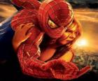 Spiderman z młodą kobietę w ramiona zwisły na pajęczynie przez niebo miasta