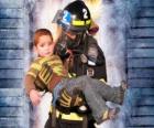 Straż pożarna posiadania dziecka w ramiona