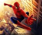 Spiderman Jumping między budynkami miasta z jego kołysanie Pająk