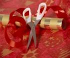 Narzędzia do owijania prezentów wakacje: nożyczki, papier i wstążki do krawata
