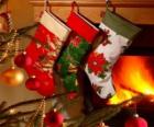 Skarpety świąteczne z dekoracją i powieszenie na ścianie komina