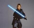 Młoda Anakin Skywalker wraz z mieczem świetlnym