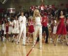 Gabriella Montez (Vanessa Hudgens) Troy Bolton (Zac Efron), Ryan Evans (Lucas Grabeel), Sharpay Evans (Ashley Tisdale) taniec i śpiew