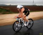 Triathlete w rowerowej