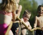 Dzieci bawiące się z liny pull