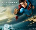 Superman pływające po niebie, pięściami i jego garnitur z Cape