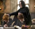 Profesor Severus Snape, studiując i Harry Potter Ron Weasley