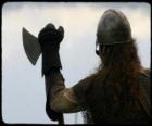 Viking oglądania uzbrojony w topór