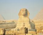 Wielki Sfinks, monumentalny posąg wyrzeźbiony w podłożu wapiennym płaskowyżu Giza, Egipt