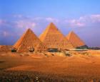 Piramida Cheopsa w środku wraz z dwoma innymi piramidy ważne kompleksu Necropolis Giza na obrzeżach Kair, Egipt