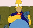 Homer Simpson na kanapie w domu jedzenia chipsy