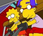 Lisa wraz z najlepszym przyjacielem Brat, Milhouse gra z pedałami samochodu
