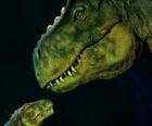Dinozaur matka patrząc czule na nią małe