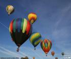 Kilka balonów na ogrzane powietrze w powietrzu, kolorowe wzory