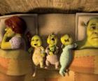 Rodziny Shrek, Fiona i trzy młode ogry w łóżku.