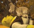 Shrek i Osioł, patrząc na