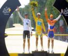 Podium z 97. Tour de France Alberto Contador, Andy Schleck i Denis Mienszow, w Łuku Triumfalnego i Champs Elysees w tle