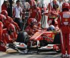 Fernando Alonso w alei serwisowej - Ferrari - Monza 2010