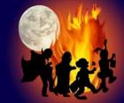kostiumach dzieci tańczą wokół ogniska