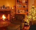 W salonie z domu w noc Bożego Narodzenia na ogień i drzewo z prezentów