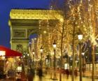 Champs Élysées świątecznej z Łuku Triumfalnego w tle. Paryż, Francja