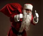 Święty Mikołaj czy Santa Claus prowadzenia worek zabawek i chodzenie ukradkiem