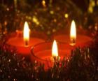 Trzy świece świąteczne z knot