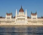 Imponujący budynek węgierskiego parlamentu w Budapeszcie, nad brzegiem Dunaju