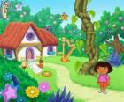 Dora, obok domu w lesie