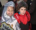 Chłopiec i dziewczynka ubrani w Carnival