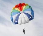 Spadochroniarz w dół przez chmury po skoki spadochronowe z samolotu