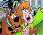 Scooby-Doo i jego przyjaciel Shaggy uciekają przerażeni
