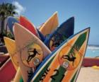 Deski surfingowe w piasku na plaży w summertime