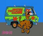 Scooby Doo dumni przed klasycznej i hippie Volkswagen Transporter