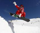 Snowboarder robi trick