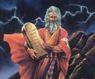 Mojżesz z tablice z prawem, na którym są napisane dziesięć przykazań