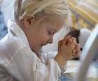 Dziewczyna praying with ręce w modlitwie
