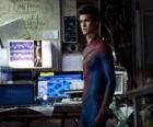 Peter Parker w podziemnych laboratorium Dr. Connors